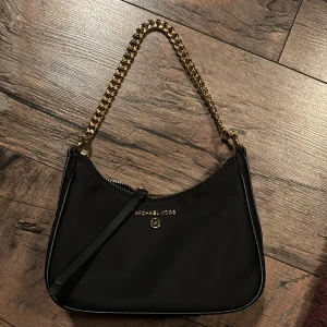 Väska  - Knappt använd, som ny 💗 nypris 1200 säljs för 500 💗