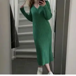 Grön stickad klänning från märket 