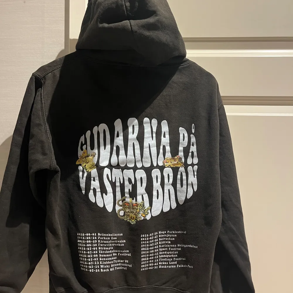 Hov1 Gudarna På Västerbron hoodie från 2018💞 Köpt för 600kr, priset går att diskutera! 💞. Hoodies.