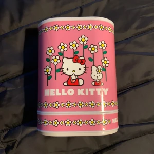 Hello Kitty  - Säljer en hello kitty burk som kan användas som klockhållare för en hello Kitty klocka som ingår men kan även användas som vanlig burk. Skriv vid frågor eller använd gärna köp nu🫶🏼