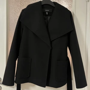 Kappa från veromoda  - Säljer min svarta kappa från veromoda i storlek XS, använt bara en gång 