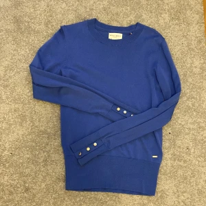 Finstickad tröja - Sparsamt använd men har ett litet hål som syns på bild 2, går säkert enkelt att laga. 