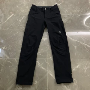 Haglöfs Byxor - Slitna men pålitliga svarta jaktbyxor till salu! Perfekta för den som inte är rädd för lite äventyr. Skydda dig i skogen med stil🙌🏻