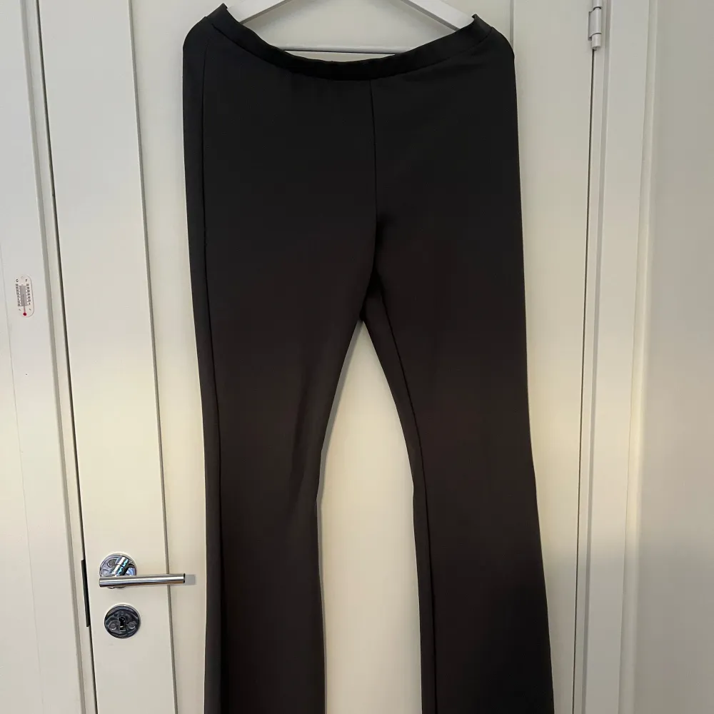 Sköna byxor i form av tights från Lager 157, nya utan prislapp samt använt Max 2 gånger. Det är i en form av grå färg, dessa är i storlek M.  PRIS KAN DISKUTERAS!! . Jeans & Byxor.