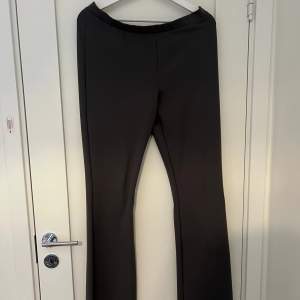 Sköna byxor i form av tights från Lager 157, nya utan prislapp samt använt Max 2 gånger. Det är i en form av grå färg, dessa är i storlek M.  PRIS KAN DISKUTERAS!! 