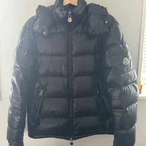 Moncler maya - Steeel på en Moncler maya storlek 3. Säljer då jag tröttnat på jackan.  Cond 8,5/10. Inga flaws eller defekter. Ej intresserad av byten.