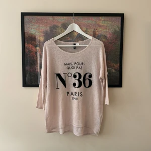 Rosa tröja  - Rosa, skön tröja med svart tryck från H&M i storlek S. 🌸