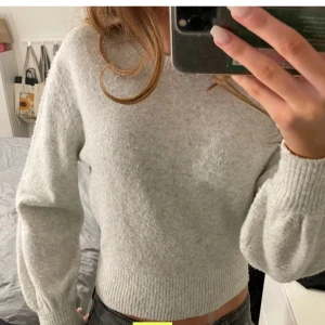 & other stories tröja - Säljer min stickade tröja från & other stories då den inte kommer till användning längre! Köpt här på Plick.  Har för mig att ordinarie priset var runt 600kr! Därav nypris. Passar M och L. Då materialet är stretchiga och skönt, beroende på passform. 