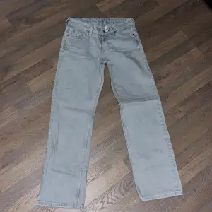 Lågmidjade jeans i modellen arrow low från Weekday. Dom är i väldigt bra skick och helt utan defekter förutom en liten prick på ena benet (inget man lägger märke till). Storleken är W24/L30, midja: 35cm Innerben: 63cm. Bara att skriva vid frågor mm💓 