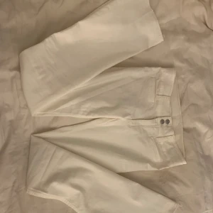 Lågmidjade bootcut jeans - Superfina lågmidjade bootcut jeans från HM barn. Strl 170 men passar mig som är XS/S💕 nyskick, dock uppsprättade i benen för att de skulle bli lite längre 