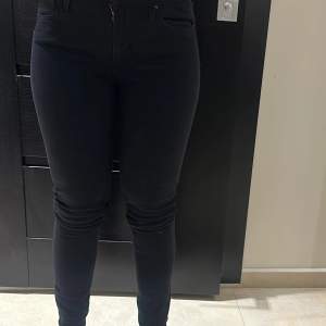 Svarta skinny jeans från Levis