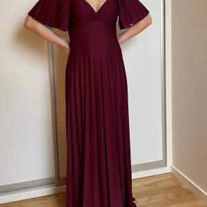 Vinröd klänning perfekt för bal eller finmiddag❤️ Jag är 160 och det upplevdes som lite lång. Endast använd 1 gång så fortfarande i fint skick☺️