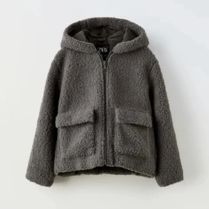 Teddy jacka  - Superfin Teddy jacka från Zara. Använt fåtalet gånger och är i nyskick! Barnstorlek men passar xs/s💕