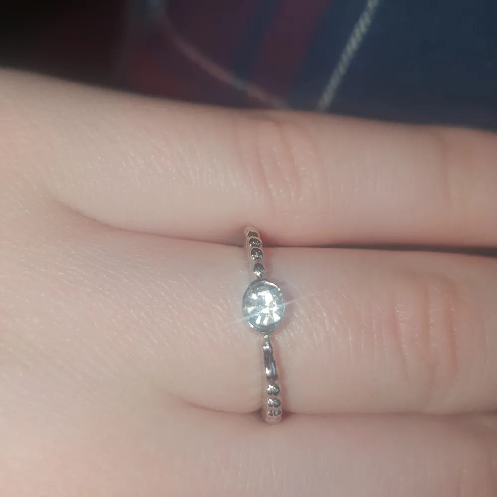 En ring med äkta silver och diamant. Aldrig änvänd. Köpte för 350. Accessoarer.