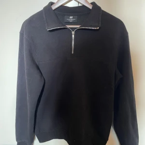 Halfzip  - Svart half zip från hm, använder inte längre. 