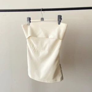 Bandeau top  - Vit bandeau top i fint skick från Zara! Sparsamt använd (max 2 ggr). Den tredje bilden är min egen och den fjärde är inspo-bild från Pinterest. Även väskan i bilden är till salu i en annan annons!☁️🐚🫧🤍