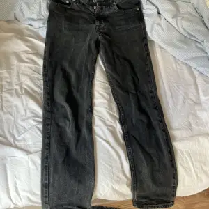 Tja,säljer nu dessa snygga svart/gråa jeans eftersom dem inte passar mig längre  Köpta på junkyard. 