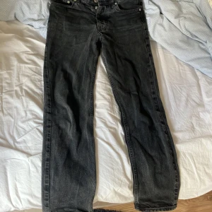 Sweet sktbs jeans - Tja,säljer nu dessa snygga svart/gråa jeans eftersom dem inte passar mig längre  Köpta på junkyard. 