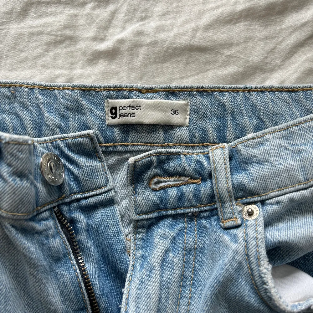Säljer mina jeans då dom inte används. Dom är i bra skick, inte använt jättemycket. Köpta på Gina Tricot i storlek S.. Jeans & Byxor.