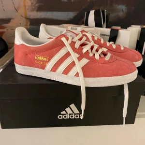 Rosa Addidas Gazelle sneakers  - Super snygga addidas gazelle sneakers kommit till användning några gånger men inte så ofta! 