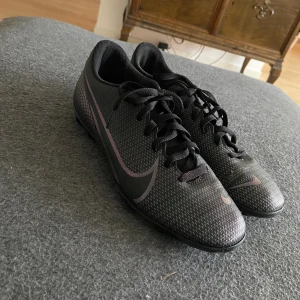 Svarta Nike fotbollsskor  - Svarta skor i bra skick 