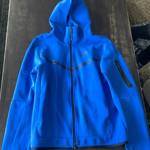 Nike tech flecce blå - De är storlek S och den är i bra skick och använd några gånger.