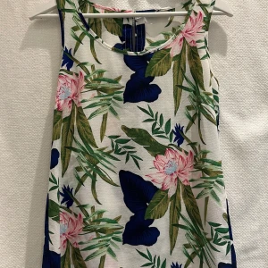 Somrigt blommigt linne - Somrigt blommigt linne från ONLY. 