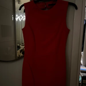 Klänning - En jätte fin röd klänning från zara. Perfekt till sommaren!  Jätte fint skick 