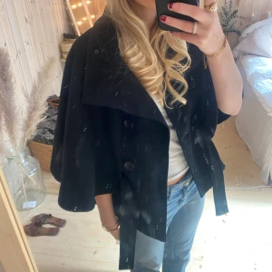 Poncho - MIN ABSOLUT favorit jacka❣️❣️❣️säljer bara för jag har en väldigt liknande💓💓passar s oxå