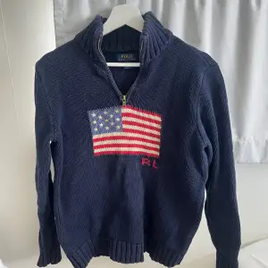 Snygg och populär sweater från ralph lauren! Storlek 18-20 så skulle säga det passar en XS-M beroende på vilken passform man vill ha!