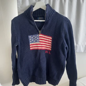 Ralph lauren sweater - Snygg och populär sweater från ralph lauren! Storlek 18-20 så skulle säga det passar en XS-M beroende på vilken passform man vill ha!