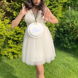 Studentklänning  - Såå fin klänning från märket apart! Så fin till studenten! Använd 1 gång på studenten. Köpte för ca 600kr