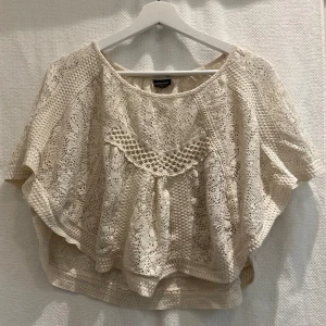 Fin somrig cremefärgad topp - Fin virkad/stickad topp från Pieces. Som en poncho, se bilder. 