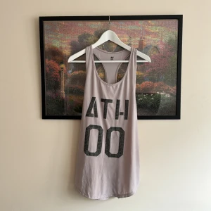 Träningslinne  - Rosa träningslinne med svart tryck från H&M i storlek M. 🌸