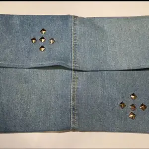 Blått datorfodral gjort på återvunna jeans med nitar⭐️ Dator fodralet är anpassat till datorer som har storleken av ett A4 papper men det kan även användas som en handväska eller ett förvarings ställe✨