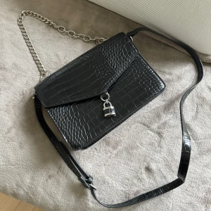 Väska stradivarius kedja lås  - Svart väska med kedja och lås. ”Krokodil inspirerad”. 