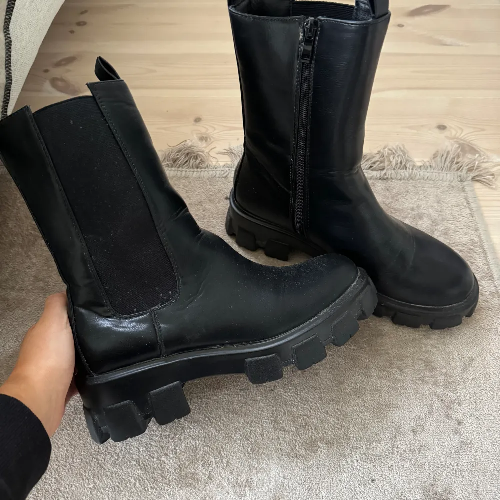 Chunky boots svarta  Storlek 40 passar också 39. Skor.