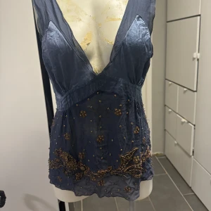 Blus - Jättesnygg blus i använt skick säljs endast för att den är för stor för mig! 