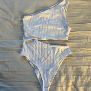 Body linne zara - Fint linne body från Zara. Använd 1 gång.  Croppad modell.