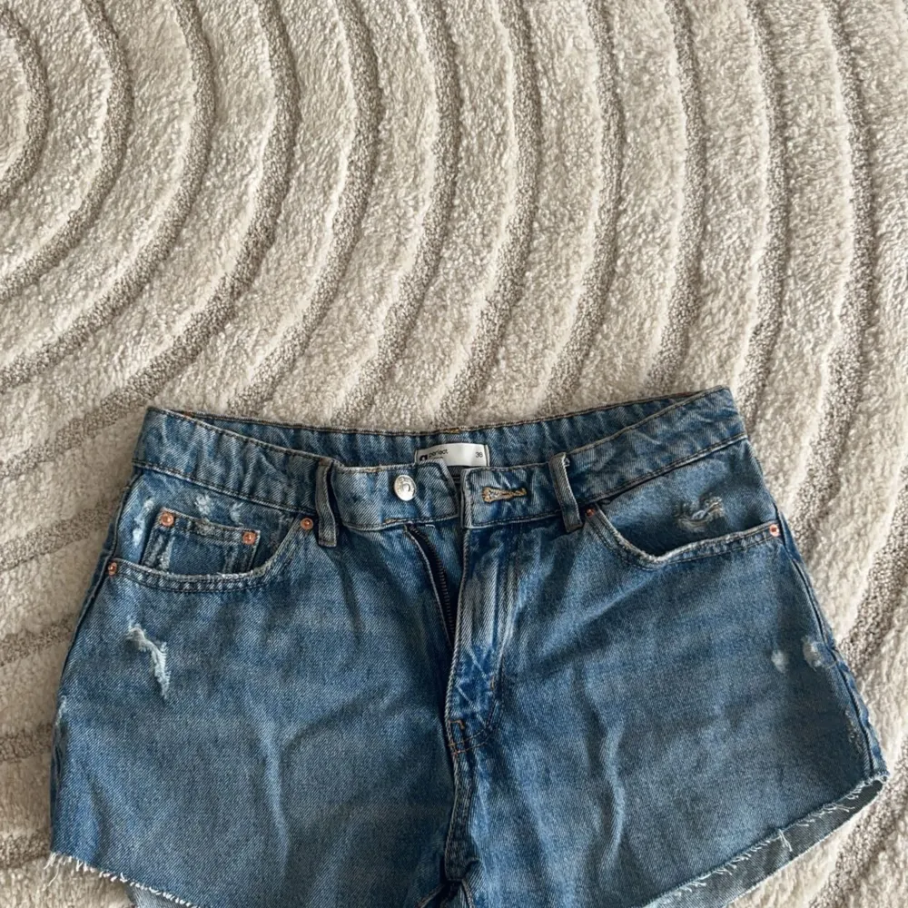 säljer dessa mellanblåa jeansshorts med mellanhög midja, bra skick.. Shorts.