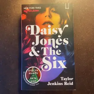Daisy Jones & The Six, pocket. Den är oläst, på svenska