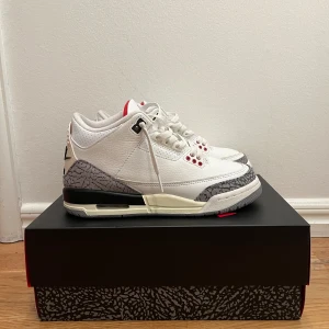 Air Jordan 3 Retro White Cement Reimagined - Säljer dessa skor då jag har växt ur de. Endast använda tre gånger så de är i toppskick. Nypris 2500kr.