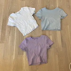 Tre stycken olika T-shirts i fina färger! Bra skick och har inte använt så många gånger.