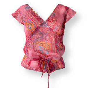 Genomskinlig Topp  - Genomskinlig topp från Gianini, storlek 34 men ser ut som den är större i storlek(?) 100% polyester. MÅTT: Armhåla till armhåla 43cm, axel till axel + bystbredd 36cm & längd utdragen som på sista bilden 59cm. 