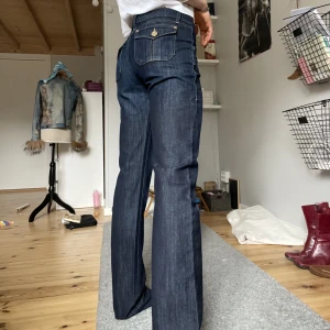 Rock and republic jeans lowwaist - På bilden håller jag in dom då dom är för stora för mig!! Midja- 41  Skrev- 21  Innerbenet-88