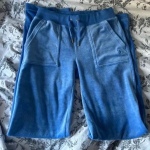 Byta??  - Söker byten på mina blåa juicy byxor i storlek xs, använt fåtal men endast hemma. Inga hål eller skador. Inköpt i nov 2023 prislapp finns kvar 💞   Söker byten till ett par svarta I strl xxs   Kan även sälja för 1200kr 