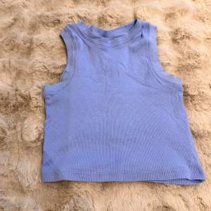 En crop linne/topp  från Gina tricot (barn) I size 146/152
