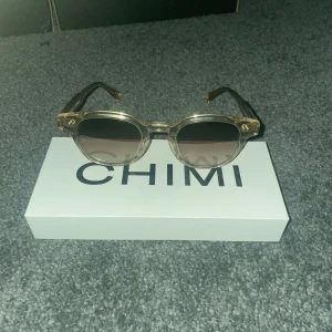 CHIMI 002 ECRU - CHIMI 002 ECRU Köptes 2023 sommar på under gothias cup säljes eftersom jag behöver pengar till annat Skick 10/10 använd under 3 veckor ungefär sedan kom höst perfekt tillägg till den som saknar något till sin vår/sommar outfit  Kvitto finns Från NK