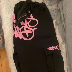 Minus two byxor - (Inte äkta) minus two byxor. Aldrig kommit till användning, strl M. Justbar vid midjan och nere vid foten beroende på hur baggy du vill ha!