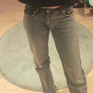 Zara Jeans - coola midwaist jeans med ljusare wash fram, stl 36